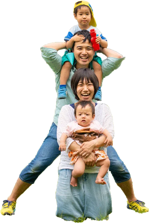 肩車と抱っこで縦に並んだ家族