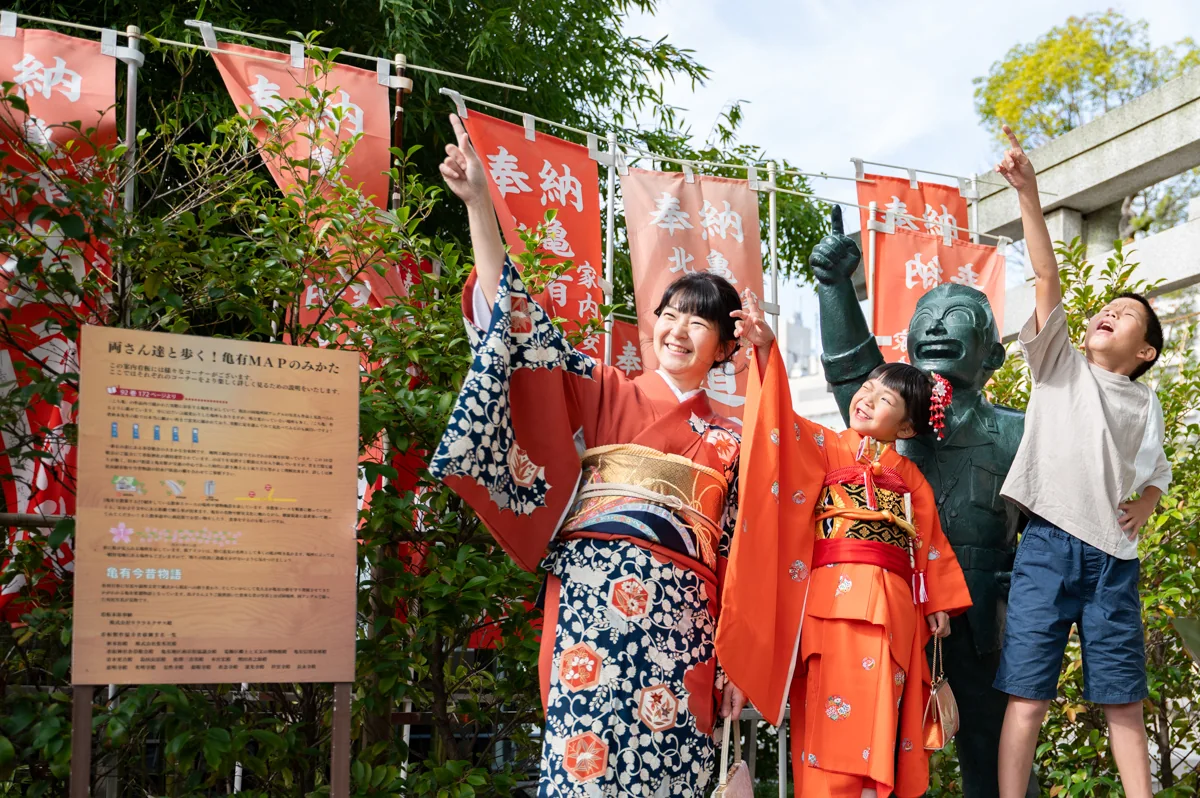 神社で七五三の記念撮影をする家族